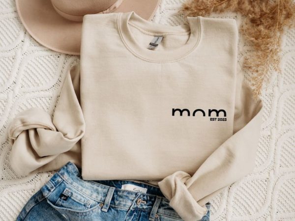 Mama Est 2023 Sweatshirt, Mother’s Day Shirt, Gift for Mom T-Shirt, Christmas Gift Sweater, Birthday Gift, Retro Mama Hoodie T-Shirt